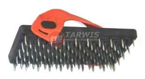 Plaster scraper with spikes